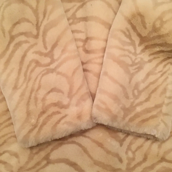 Gorgeous Cream Faux Fur Coat (Vintage) - Picture 8 of 8